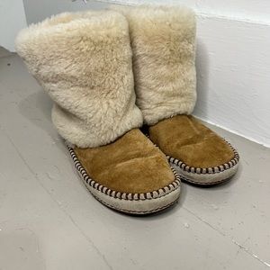 Women’s Size 8 Sherpa Cuffed Chestnut Uggs
